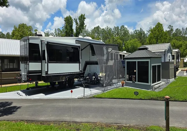 5th image of 2850 Ne 103Rd Ter, Silver Springs, FL 34488 | MLS# OM727586