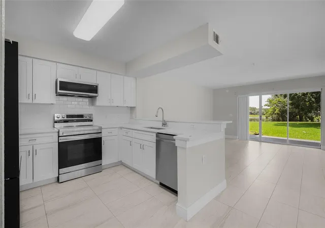 4th image of 13929 Fairway Island Dr #818, Orlando, FL 32837 | MLS# S5152722