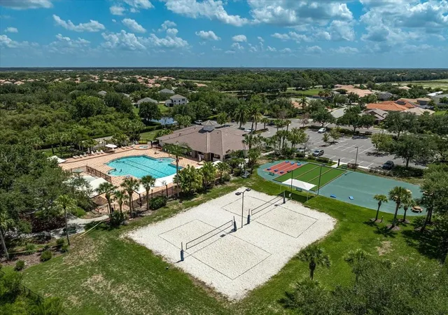 Homes for sale in Bradenton, FL | 915 Fairwaycove Lane, Bradenton, FL 34212 | Houzeo