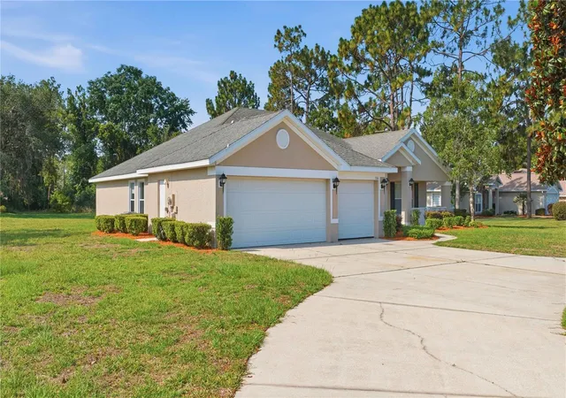 Photo 2 of Single family home for sale at 334 Lake Dr, Ocala, FL 34472 | MLS# OM727608 | Listing updated on 2026-08-28