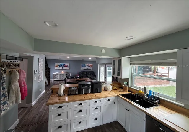 3rd image of 10009 Regal Woods Ln, Tampa, FL 33624 | MLS# TB8524472