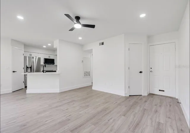 Listing Photo 5 - Condo for sale in building located at 4613 Gate Pl, ORLANDO, FL 32811 - Unit #104