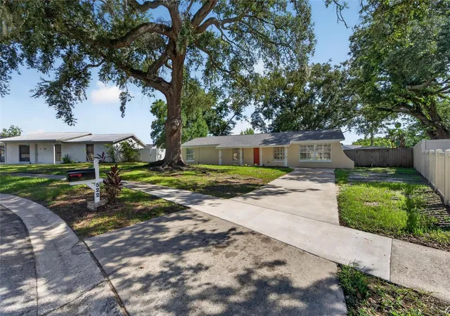 Photo 3 of Single family home for sale at 522 Highview Cir N, Brandon, FL 33510 | MLS# TB8524537 | Listing updated on 2026-10-07