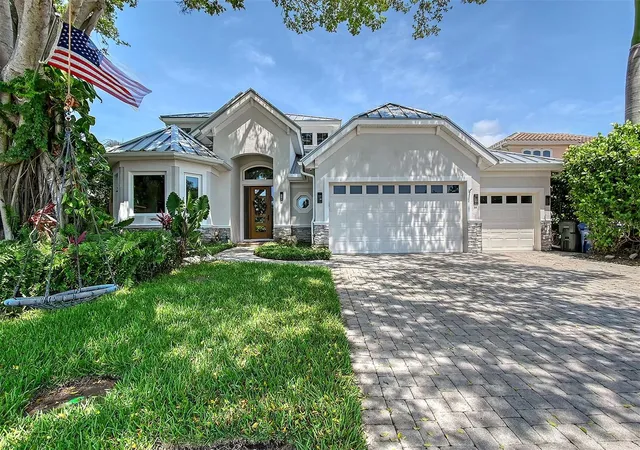 Photo 2 of Single family home for sale at 3921 Maravic Pl, Sarasota, FL 34231 | MLS# A4698526 | Listing updated on 2026-08-28
