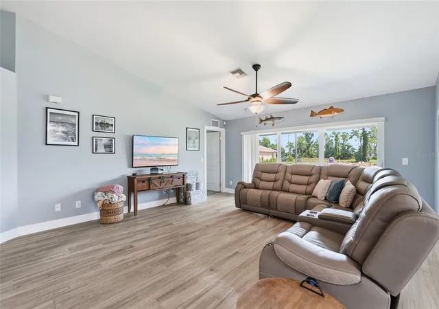Homes for sale in Cape Coral, FL | 1927 Ne 33Rd St, Cape Coral, FL 33909 | MLS# C7527897
