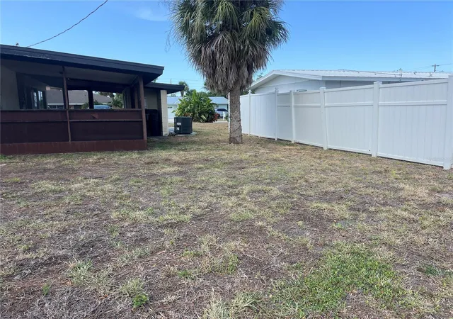 35th image of 321 Alba St E, Venice, FL 34285 | MLS# N6144880