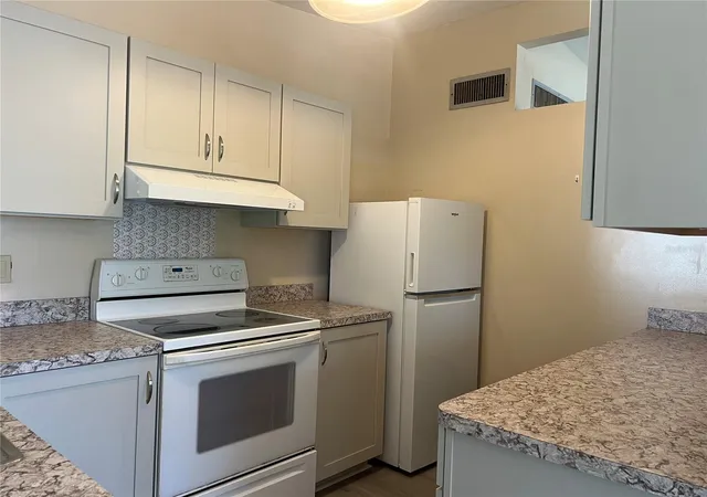 5th image of 321 Alba St E, Venice, FL 34285 | MLS# N6144880
