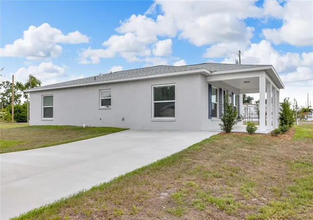 Photo 2 of Single family home for sale at 2206 53rd Avenue E, Bradenton, FL 34203 | MLS# A4698640 | Listing updated on 2026-07-10