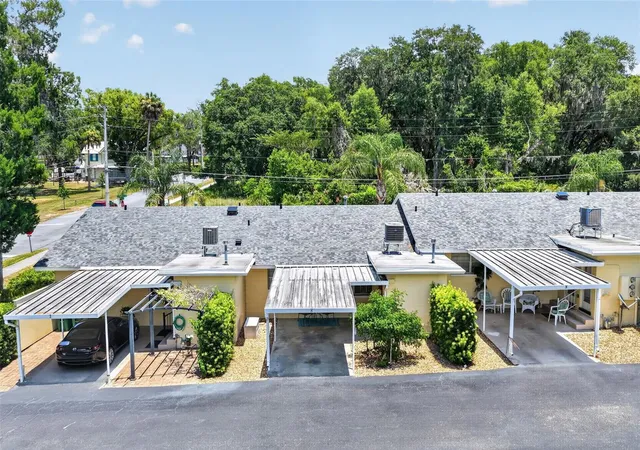 Listing Photo 4 - Condo for sale in building located at 445 S Grandview St, Mount Dora, FL 32757 - Unit #8