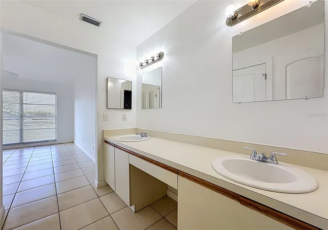 Photo 4 of Single family home for sale at 5664 25th Street Cir E, Bradenton, FL 34203 | MLS# A4698651 | Listing updated on 2026-10-05
