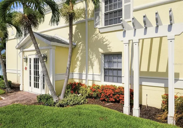 Photo 3 of Condo for sale at 4725 Coquina Key Dr Se #D, Saint Petersburg, FL 33705 | MLS# TB8524899 | Listing updated on 2026-10-22