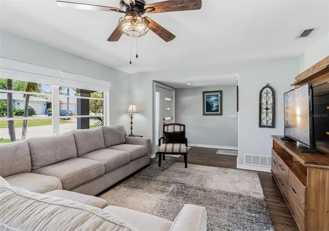 3rd image of 14570 Tanglewood Dr, Largo, FL 33774 | MLS# TB8524902