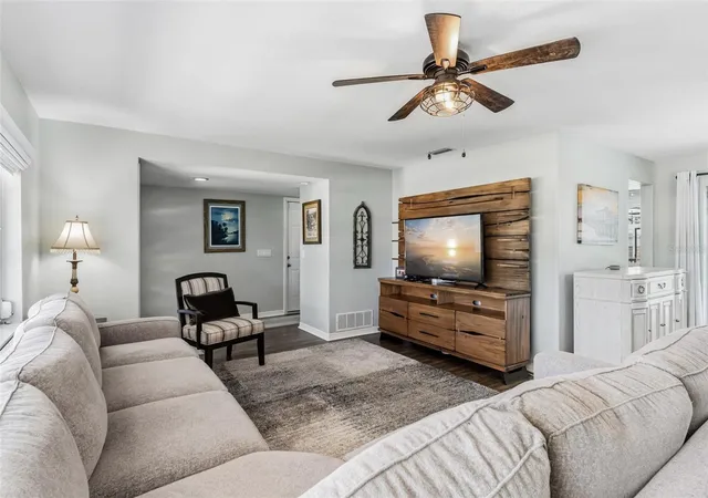 4th image of 14570 Tanglewood Dr, Largo, FL 33774 | MLS# TB8524902