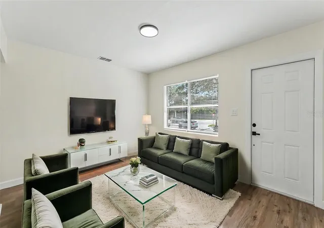 Photo 3 of Multi family home for sale at 621 Hollingsworth Rd, Lakeland, FL 33801 | MLS# L4963189 | Listing updated on 2026-08-28