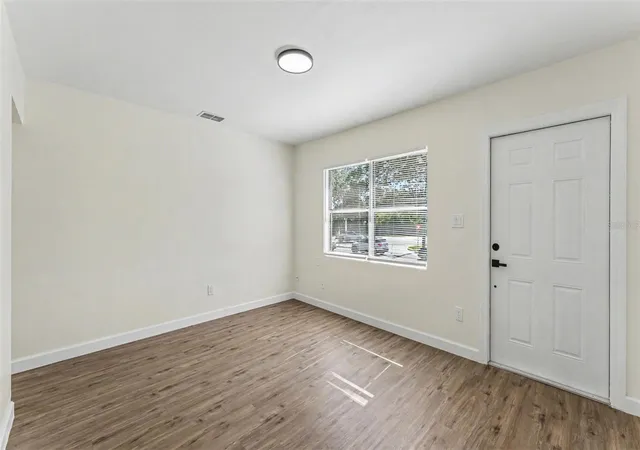 Photo 3 of House for sale at 621 Hollingsworth Rd, Lakeland, FL 33801 | MLS# L4963189 | Listing updated on 2026-08-28