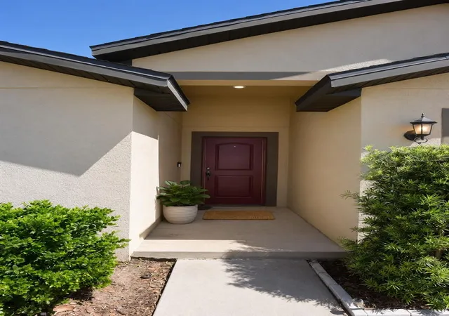Photo 3 of Sale Pending at 6936 Crested Orchid Dr, Brooksville, FL 34602 | MLS# W7887244 | Listing updated on 2026-08-21