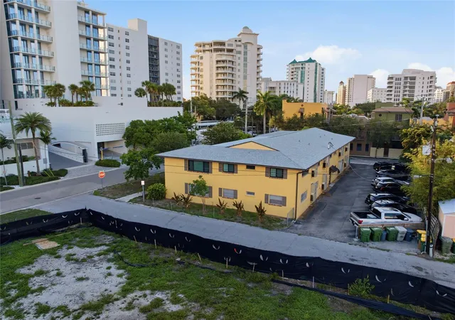 Photo 3 of Condo for sale at 615 S Palm Ave #10, Sarasota, FL 34236 | MLS# TB8524968 | Listing updated on 2026-09-15
