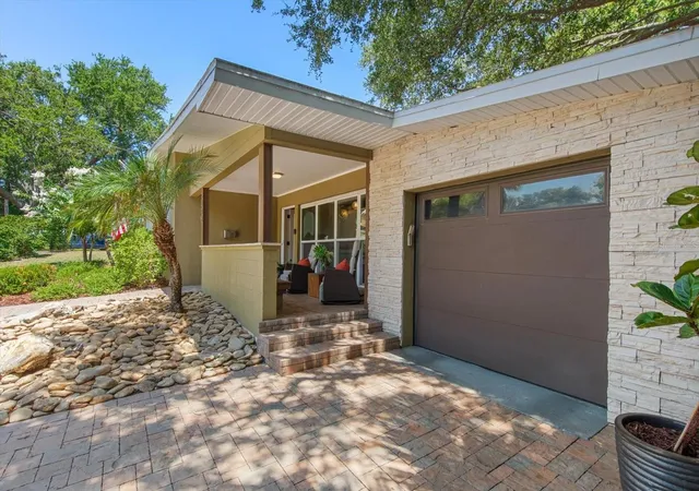 3rd image of 308 Barbara Cir, Belleair, FL 33756 | MLS# TB8524983