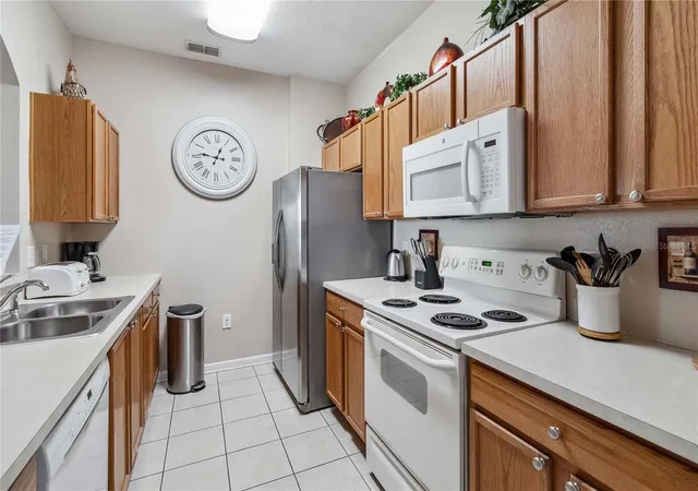 Listing Photo 5 - Condo for sale in building located at 2821 E Almaton Loop, KISSIMMEE, FL 34747 - Unit #401