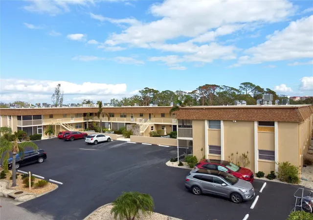 2nd image of 210 Park Blvd N, VENICE, FL 34285