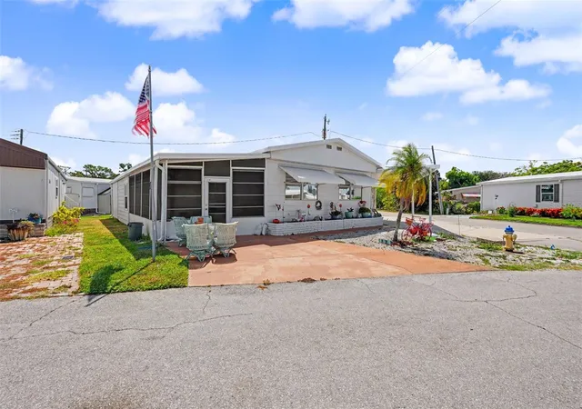 3rd image of 6523 Kansas St, Bradenton, FL 34207 | MLS# TB8525078