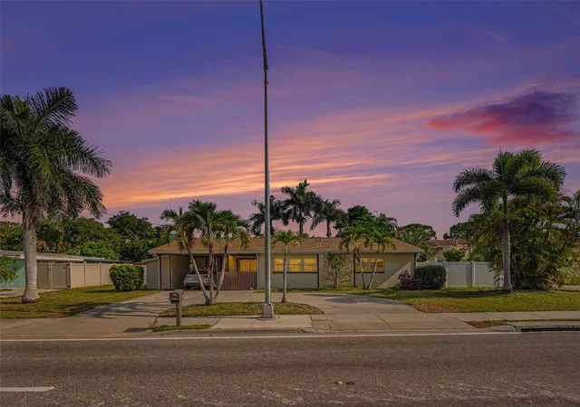 Photo 1 of Single family home for sale at 3103 Bayshore Gdns Pkwy, Bradenton, FL 34207 | MLS# TB8525184 | Listing updated on 2026-10-08