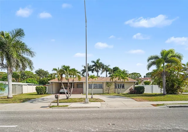 Photo 3 of Single family home for sale at 3103 Bayshore Gdns Pkwy, Bradenton, FL 34207 | MLS# TB8525184 | Listing updated on 2026-10-08