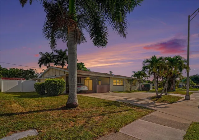 Photo 3 of Single family home for sale at 3103 Bayshore Gdns Pkwy, Bradenton, FL 34207 | MLS# TB8525184 | Listing updated on 2026-10-08