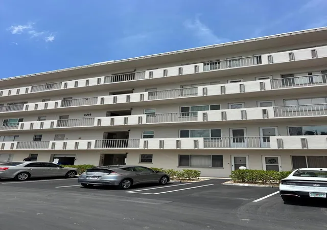 4th image of 4210 Ironwood Cir #404J, Bradenton, FL 34209 | MLS# A4698759
