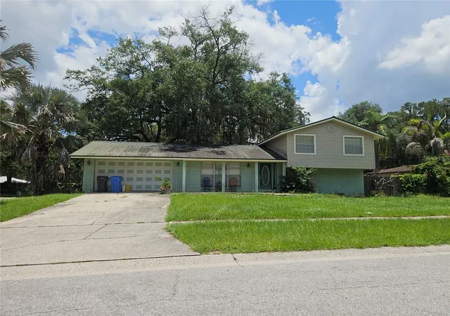 3rd image of 1203 Lake Valrico Ln, Valrico, FL 33594 | MLS# TB8525293