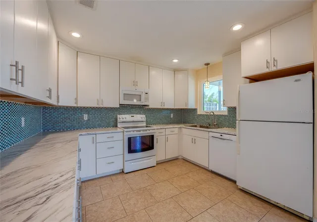 2nd image of 132 Dawn Dr, Ormond Beach, FL 32176 | MLS# V4950001
