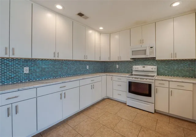 3rd image of 132 Dawn Dr, Ormond Beach, FL 32176 | MLS# V4950001