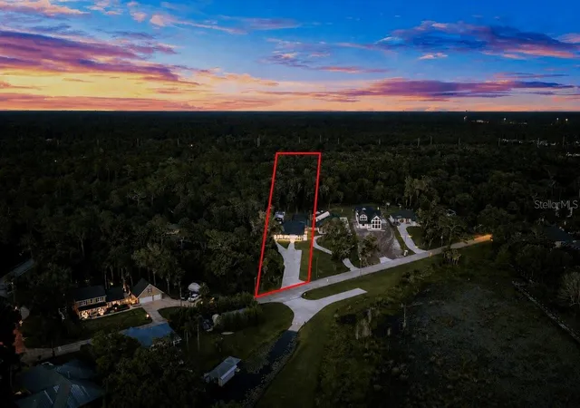 3rd image of 590 Lake Winnemissett Dr, Deland, FL 32724 | MLS# V4950010