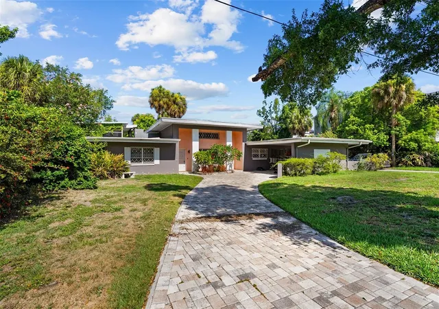 Photo 1 of Single family home for sale at 211 S Shore Crst Dr, Tampa, FL 33609 | MLS# TB8525535 | Listing updated on 2026-07-19