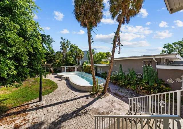 Photo 3 of Single family home for sale at 211 S Shore Crst Dr, Tampa, FL 33609 | MLS# TB8525535 | Listing updated on 2026-07-19