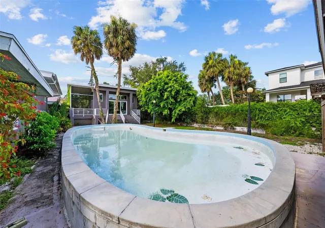 Photo 4 of Single family home for sale at 211 S Shore Crst Dr, Tampa, FL 33609 | MLS# TB8525535 | Listing updated on 2026-07-19