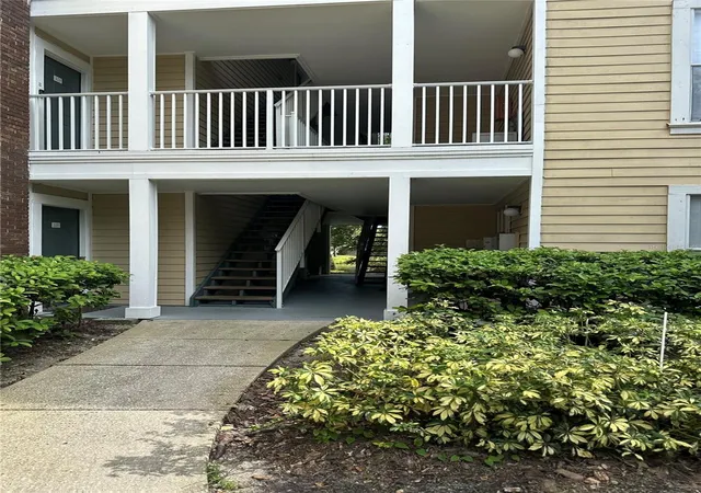 2nd image of 10024 Strafford Oak Ct, Tampa, FL 33624