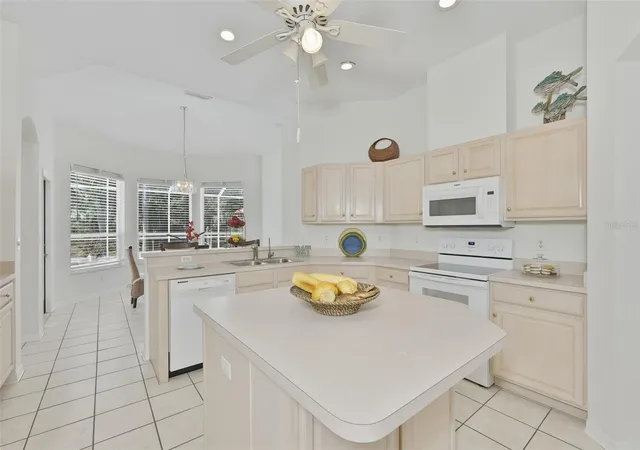 4th image of 2224 Platinum Dr, Sun City Center, FL 33573 | MLS# TB8525541