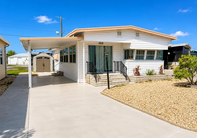 2nd image of 1912 Iowa Ave, Bradenton, FL 34207 | MLS# A4698894