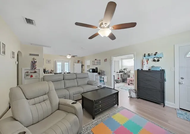 Photo 4 of Sale Pending at 2730 Edwards Ave S, Saint Petersburg, FL 33705 | MLS# TB8525618 | Listing updated on 2026-10-18