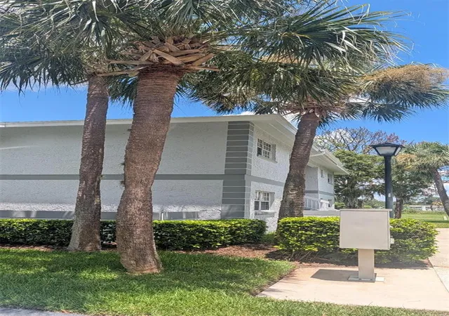 2nd image of 458 Fairways Circle #201, Ocala, FL 34472 | MLS# OM727867