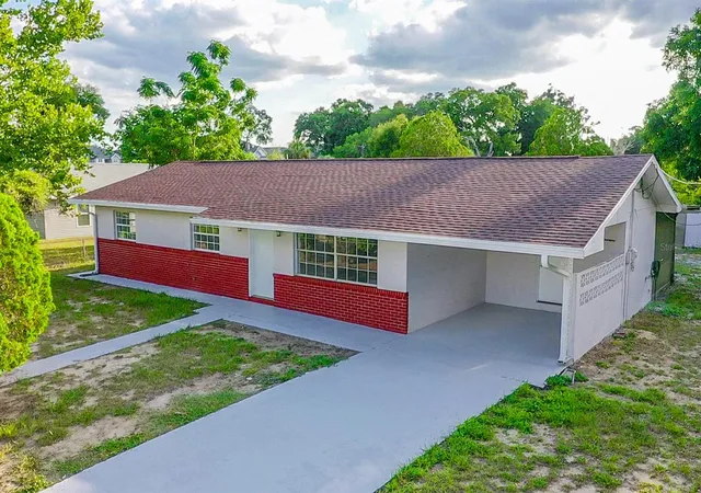 Photo 2 of Single family home for sale at 2104 Sw 38th Avenue, Ocala, FL 34474 | MLS# OM727869 | Listing updated on 2026-09-07