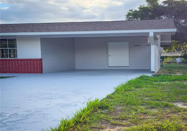 Photo 3 of Single family home for sale at 2104 Sw 38th Avenue, Ocala, FL 34474 | MLS# OM727869 | Listing updated on 2026-09-07