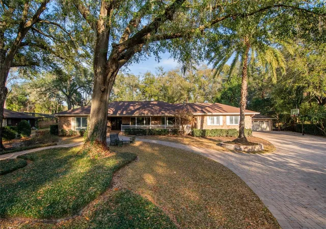 Photo 2 of Single family home for sale at 2009 Woody Dr, Windermere, FL 34786 | MLS# O6422132 | Listing updated on 2026-08-29