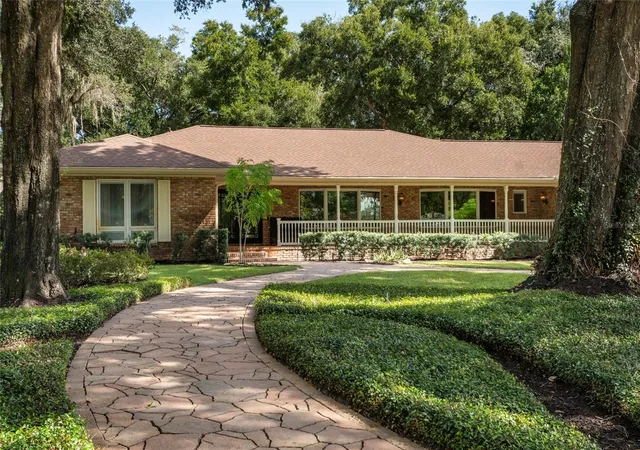 Photo 3 of Single family home for sale at 2009 Woody Dr, Windermere, FL 34786 | MLS# O6422132 | Listing updated on 2026-10-24