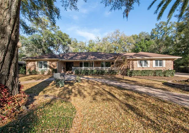 Photo 3 of Single family home for sale at 2009 Woody Dr, Windermere, FL 34786 | MLS# O6422132 | Listing updated on 2026-08-29