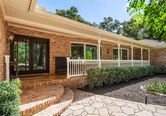 Photo 4 of Single family home for sale at 2009 Woody Dr, Windermere, FL 34786 | MLS# O6422132 | Listing updated on 2026-10-24
