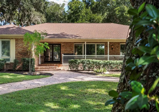 Photo 3 of Single family home for sale at 2009 Woody Dr, Windermere, FL 34786 | MLS# O6422132 | Listing updated on 2026-10-24