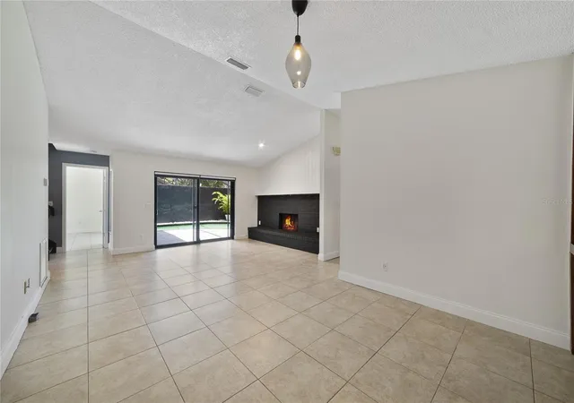 Listing Photo 5 - Condo for sale in building located at 5025 Bermuda Cir, ORLANDO, FL 32808 - Unit #5025