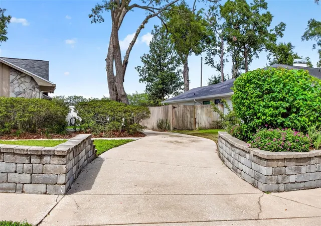 Photo 2 of Single family home for sale at 6328 N Queensway Dr, Temple Terrace, FL 33617 | MLS# TB8525884 | Listing updated on 2026-09-15